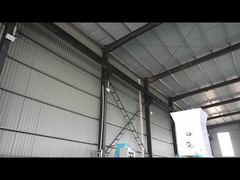 Плавая рыбы кормят производственную линию